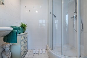 Shower, hair dryer, towels, soap - Meeuwen Manor - A treasure near Amsterdam (Edam)