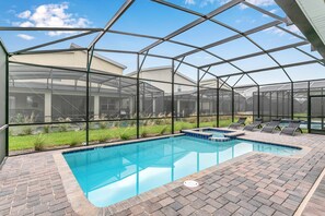 Lämmitetty uima-allas