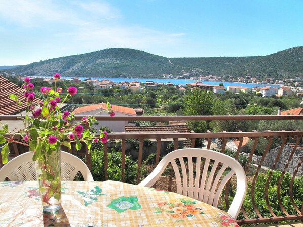 Outdoor dining - Cosy apartment for 4 people with A/C, WIFI, TV, balcony and pets allowed (Vinišce)
