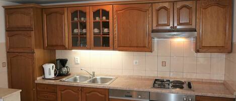 Un four, lave-vaisselle, congélateur