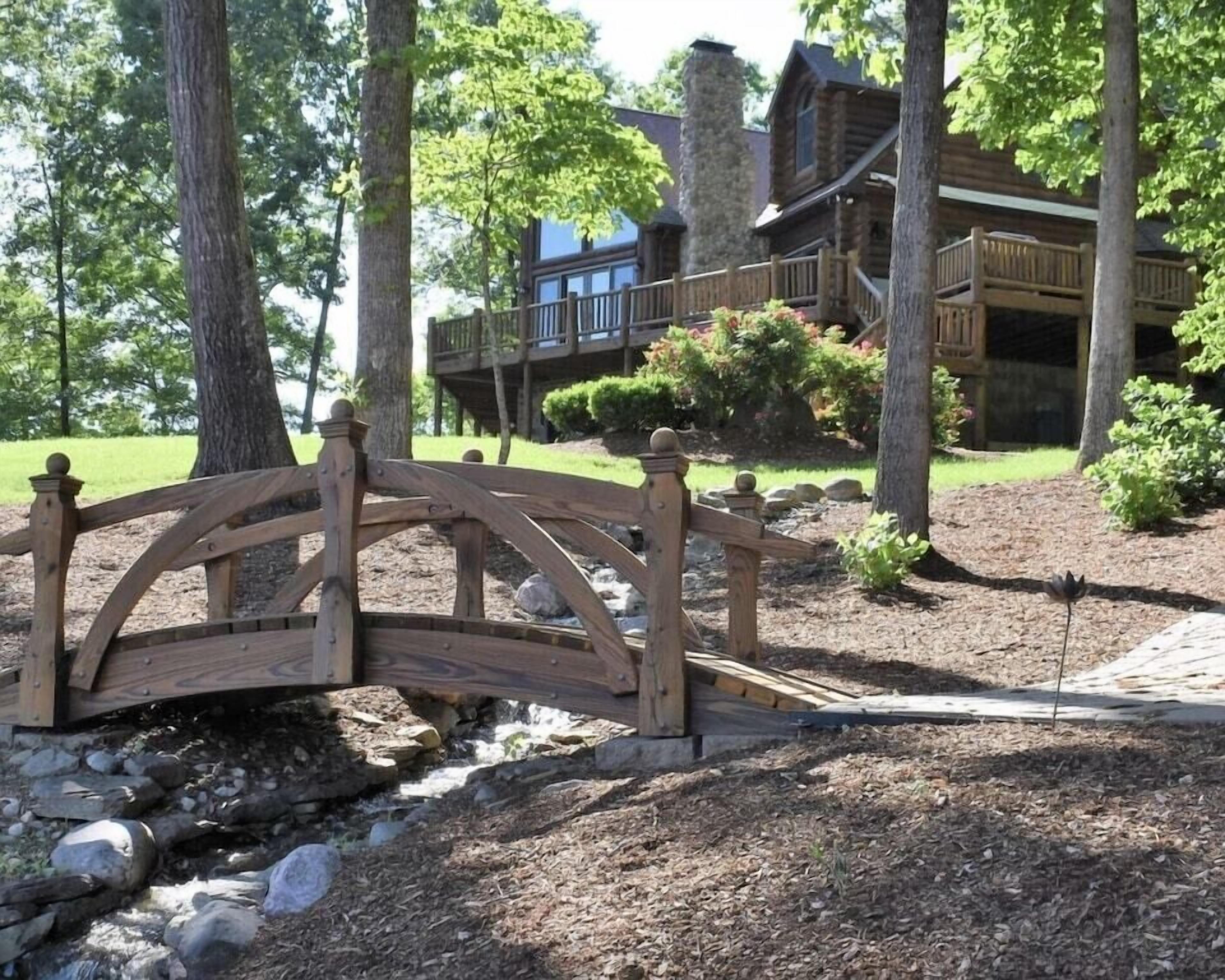 Knot Loggin’ Inn - Rustic charm with modern comfort & endless lakefront views
