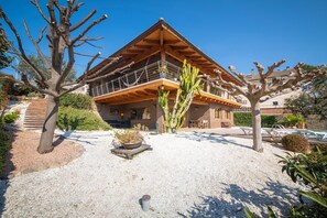 Exterior - Villa Torrelles: Pool and views 20min to Barcelona (Torrelles de Llobregat)