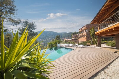 Villa Torrelles: Pool and views 20min to Barcelona