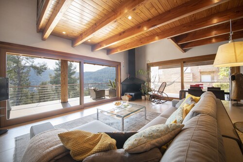 Villa Torrelles: Pool and views 20min to Barcelona