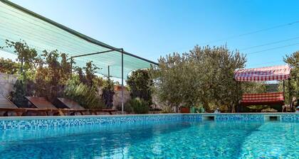 Alleinstehendes Ferienhaus mit W-LAN, privatem Pool, Klimaanlage, TV, Terrasse, Parkplatz