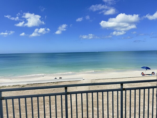 Chaises longues, serviettes de plage