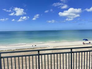 Chaise longue, serviettes de plage