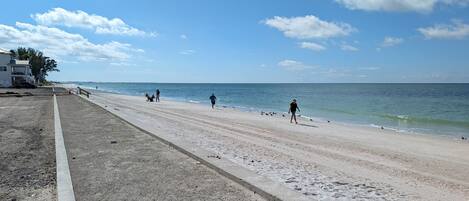 كراسي للتشمس، مناشف للشاطئ