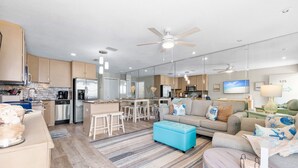 Un espacio de sala de estar moderno y abierto con cocina, comedor y zona de estar.