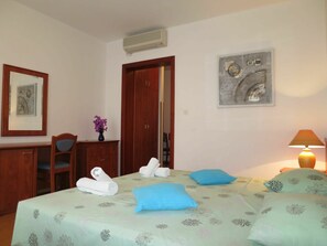 2 bedrooms, free WiFi, bed sheets - Lovely apartment for 5 guests with pool, WIFI, A/C, TV, terrace and pets allowed (Mali Ston)