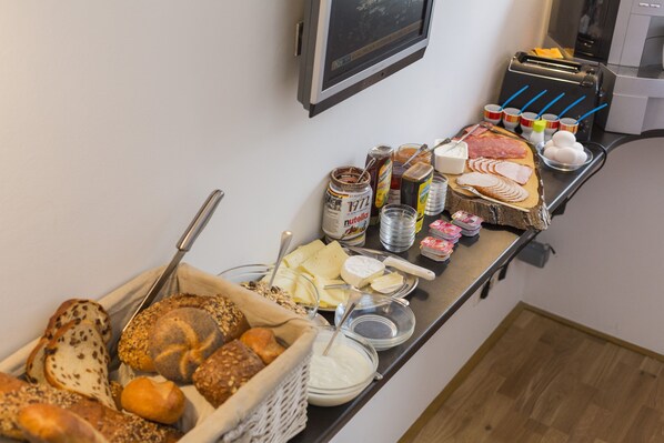 Daily buffet breakfast (EUR 12 per person) - Blex Apartment (Oberhausen)