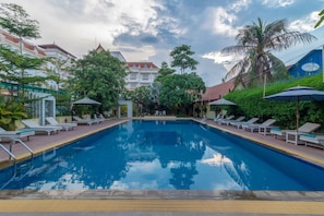 Outdoor pool, open 7:00 AM to 11:00 PM, pool umbrellas, sun loungers - Angkor White Swan Hotel (Siem Reap)