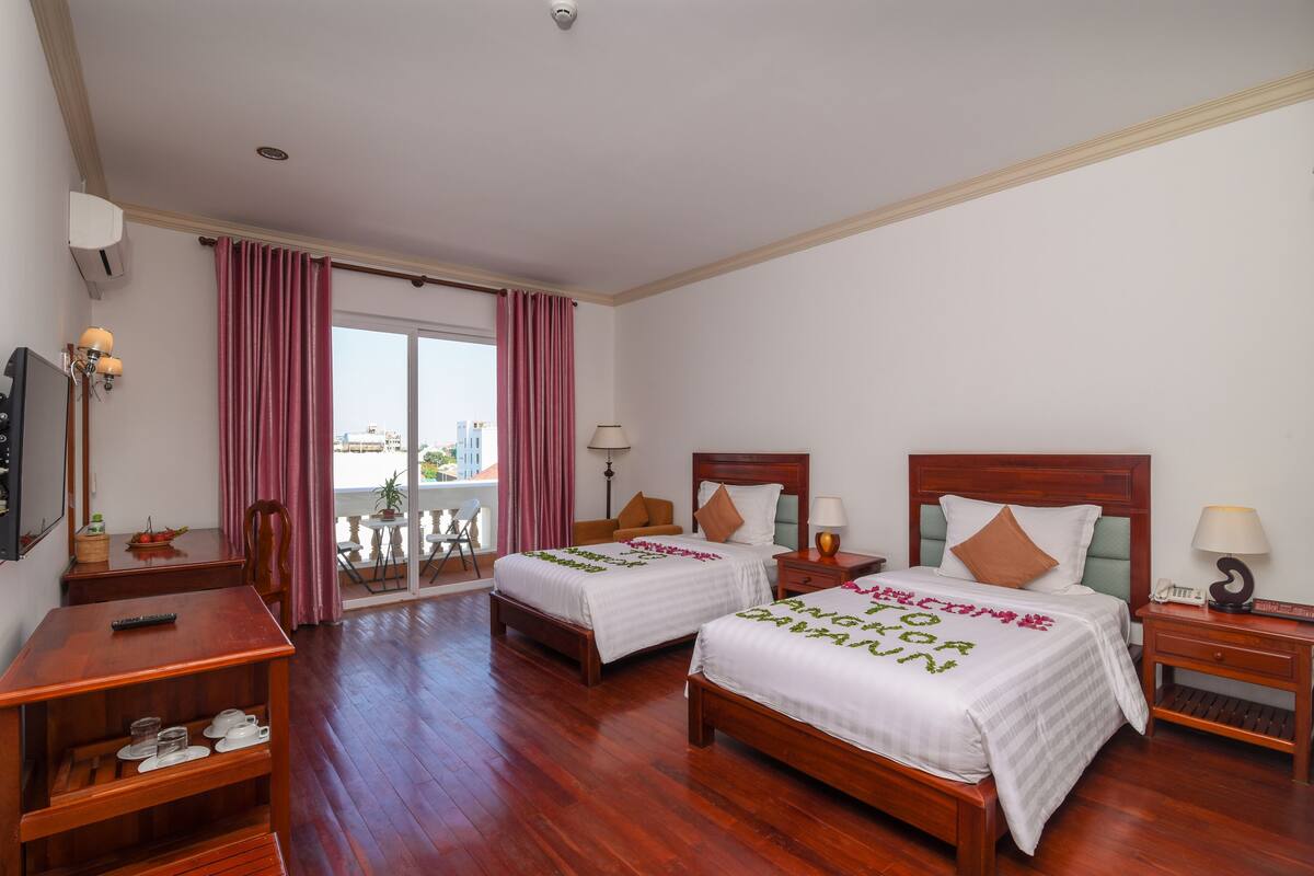 Deluxe Twin Room | Minibar, in-room safe, desk, laptop workspace