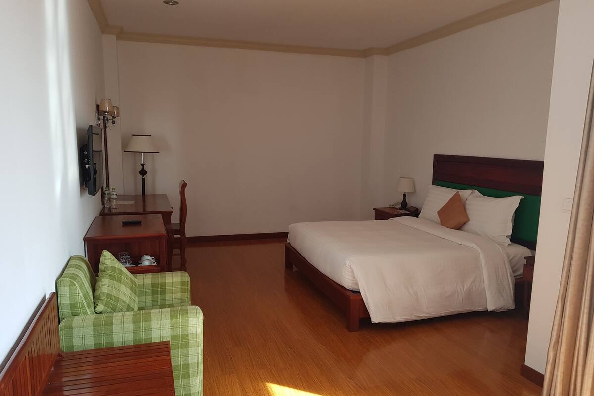 Deluxe Double Room | Minibar, in-room safe, desk, laptop workspace