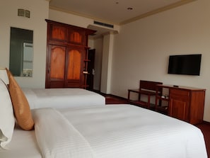 Minibar, in-room safe, desk, laptop workspace - Angkor White Swan Hotel (Siem Reap)