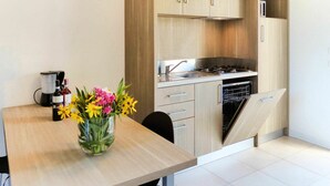 Een moderne keuken met houten kastjes, een inbouwvaatwasser en een fornuis.