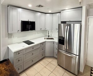 Jääkaappi, mikroaaltouuni, liesi, kahvin-/teenkeitin