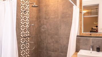 Dusche, Haartrockner, Fußbodenheizung (Badezimmer), Handtücher