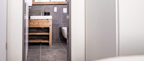 Shower, hair dryer, heated floors, towels
