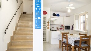 A staircase leading to a kitchen with a dining table and chairs. - S187 - Sirolo, delightful sky-earth house in the alleys (Sirolo)
