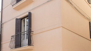 A building with a balcony with a metal railing and a window with shutters. - S187 - Sirolo, delightful sky-earth house in the alleys (Sirolo)