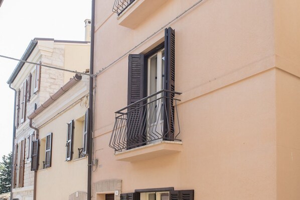 A multi-story building with balconies, a stone facade, and a flat roof. - S187 - Sirolo, delightful sky-earth house in the alleys (Sirolo)