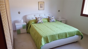 3 chambres, chambres insonorisées, fer et planche à repasser