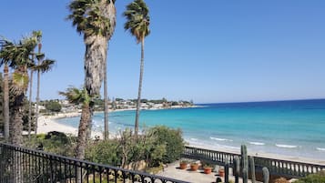 Sulla spiaggia, lettini da mare