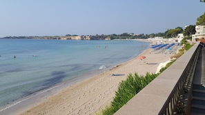 En la playa, camastros y toallas de playa 