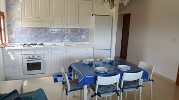 Frigorifero, forno, piano cottura, macchina per tè/caffè