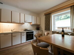 Ovn, oppvaskmaskin, brødrister og høy barnestol