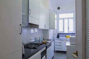 Refrigerador, horno, lavavajillas y cafetera y tetera