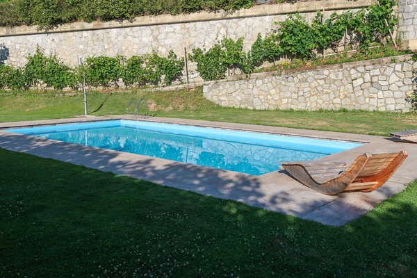 Wasser, Pflanze, Eigentum, Schwimmbad, Azurblau, Rechteck, Gartenmöbel, Schatten, Gras, Flooring