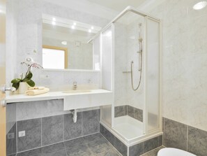 Towels - Lovely apartment for 4 people with pool, WIFI, TV, balcony and pets allowed (Villandro)
