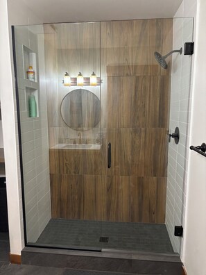Combined shower/bathtub, hair dryer, towels - Luxury Riverfront Beartooth Mountain Lodge - Private Retreat! Visit Yellowstone (Roscoe)