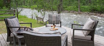 Luxury Riverfront Beartooth Mountain Lodge - Private Retreat! Visit Yellowstone