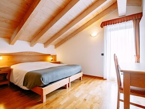 3 bedrooms, travel cot, free WiFi, bed sheets - Nice apartment for 6 people with WIFI, TV and balcony (Ronzone)