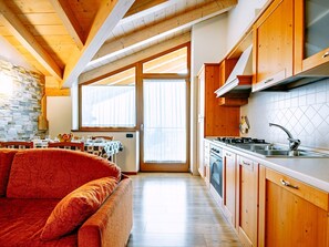 Oven, high chair, freezer, dining tables - Cosy apartment for 6 guests with WIFI, TV and balcony (Ronzone)