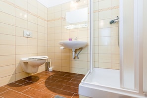 Habitación doble | Baño | Regadera, amenidades de baño gratuitas, toallas, jabón