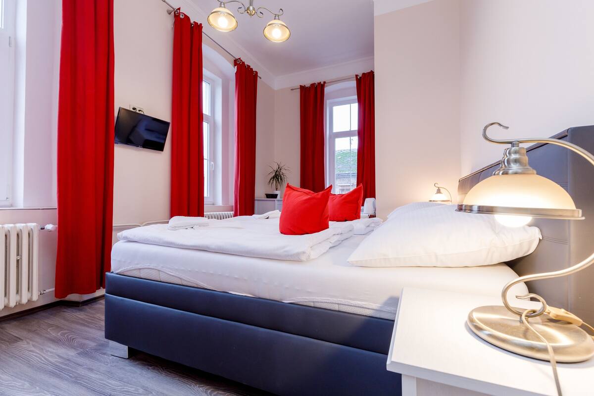 Habitación doble Deluxe | Cortinas blackout, insonorización, wifi gratis y ropa de cama