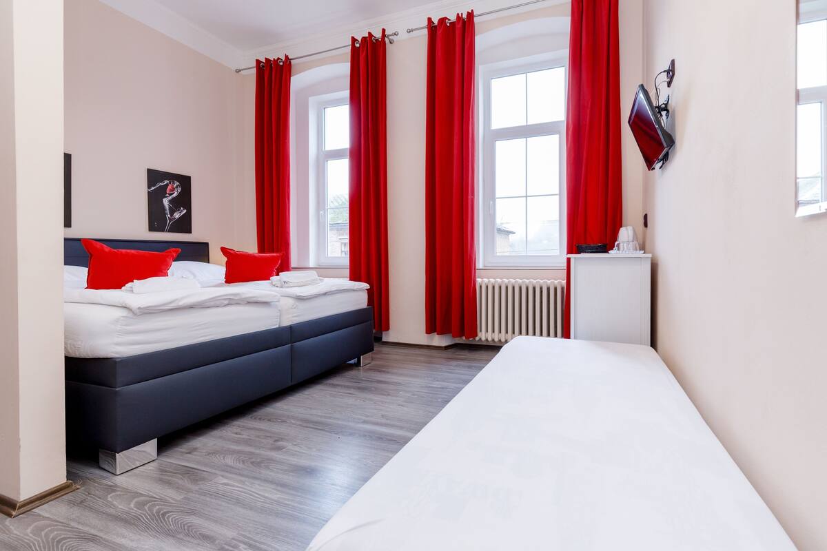 Habitación básica con 1 cama matrimonial o 2 individuales | Cortinas blackout, insonorización, wifi gratis y ropa de cama