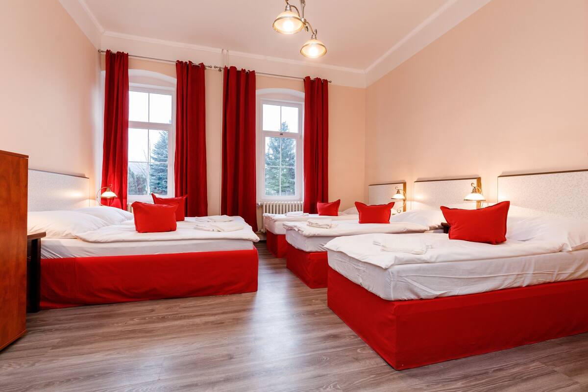 Habitación familiar (5 beds) | Cortinas blackout, insonorización, wifi gratis y ropa de cama