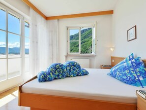 2 bedrooms, travel cot, free WiFi, bed sheets