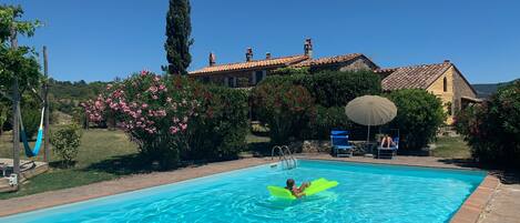 حمّام سباحة خارجي