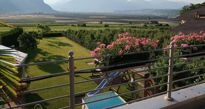 Joli appartement pour 5 personnes avec piscine, WIFI, TV et patio