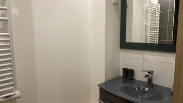 Dusch, hÄrtork, handdukar och tvÄl