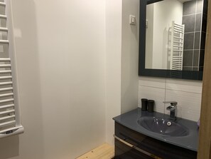 Een douche, een haardroger, handdoeken, zeep