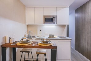 Een koelkast, een magnetron, een kookplaat