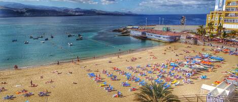 Beach nearby, sun-loungers, beach towels