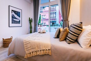 1 habitación, escritorio, tabla de planchar con plancha y cuna de viaje